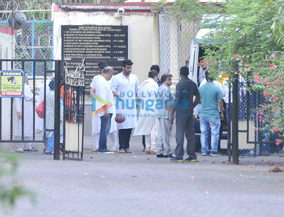 Arjun Kapoor’s grand mother’s last rites held in Juhu Arjun Kapoor's grand mother's last rites held in Juhu