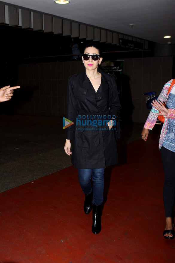 Karisma Kapoor & Alia Bhatt snapped at the airport Karisma Kapoor & Alia Bhatt snapped at the airport