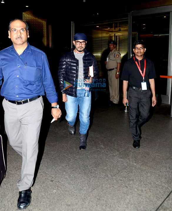 Aamir Khan snapped as he arrives back from USA Aamir Khan snapped as he arrives back from USA