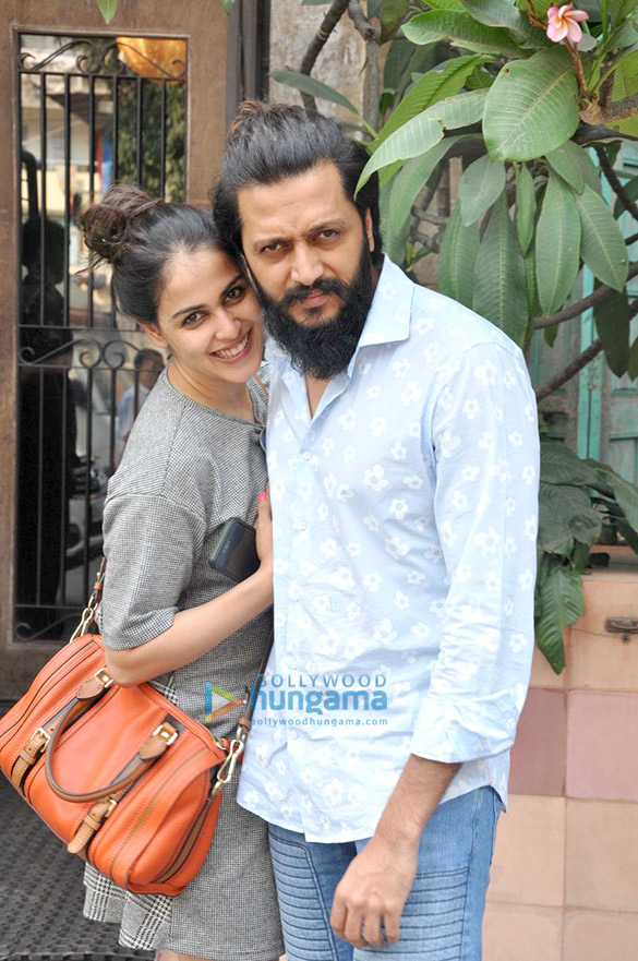 Riteish Deshmukh & Genelia Dsouza snapped post lunch at Pali Bhawan Riteish Deshmukh & Genelia Dsouza snapped post lunch at Pali Bhawan