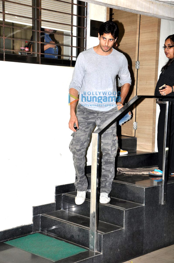 Sidharth Malhotra snapped post meeting in Bandra Sidharth Malhotra snapped post meeting in Bandra