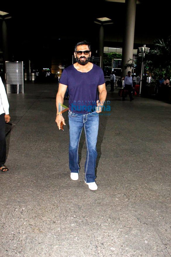 Suniel Shetty, Disha Patani & Amit Sadh snapped at the airport Suniel Shetty, Disha Patani & Amit Sadh snapped at the airport