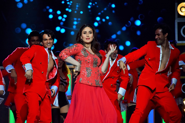 Kareena Kapoor Khan sets the stage on her with her first performance post pregnancy Kareena Kapoor Khan sets the stage on her with her first performance post pregnancy