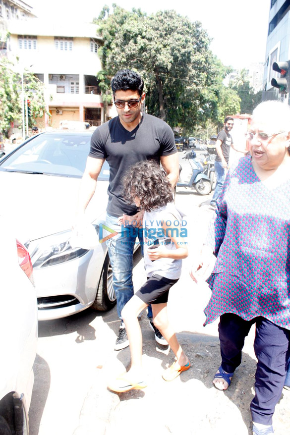 Farhan Akhtar takes mom Honey Irani out for lunch in Bandra Farhan