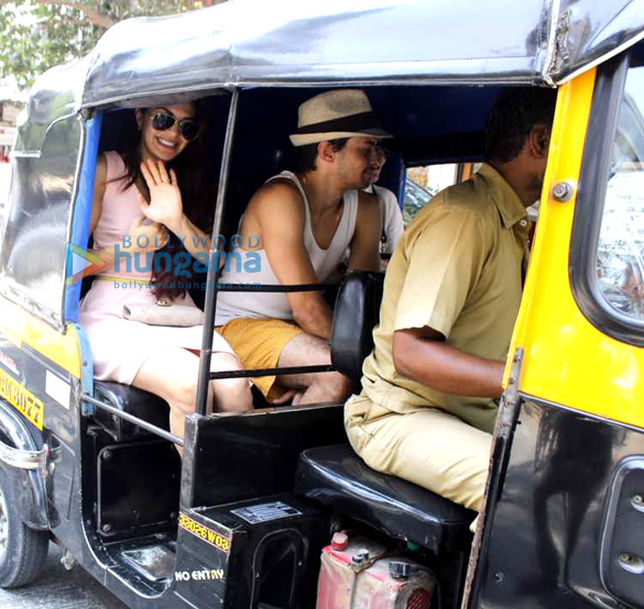 Jacqueline Fernandez hitches a rickshaw ride home with friends in Bandra Jacqueline Fernandez hitches a rickshaw ride home with friends in Bandra