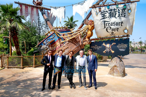 Johnny Depp dazzles fans at ‘Pirates of the Caribbean’ premiere in Shanghai Disneyland Johnny Depp dazzles fans at 'Pirates of the Caribbean' premiere in Shanghai Disneyland