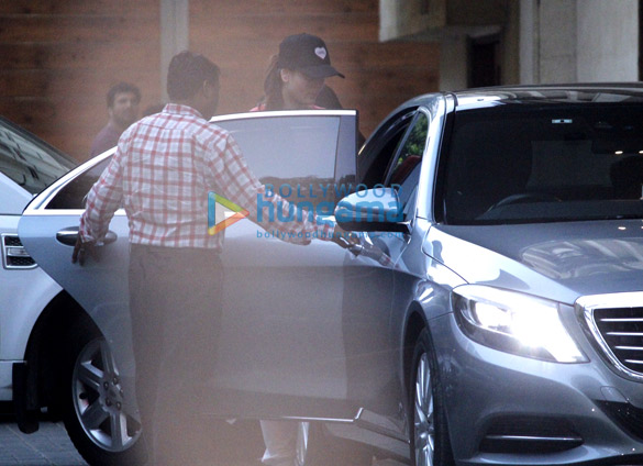 Kareena Kapoor Khan and son Taimur snapped at Amrita Arora’s house Kareena Kapoor Khan and son Taimur snapped at Amrita Arora's house