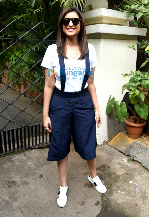 Parineeti Chopra snapped post her salon session in Bandra Parineeti Chopra snapped post salon session in Bandra
