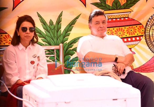 Rishi Kapoor and Neetu Singh snapped at the Krishnaraj bungalow Rishi Kapoor and Neetu Singh snapped at Krishnaraj bunglow