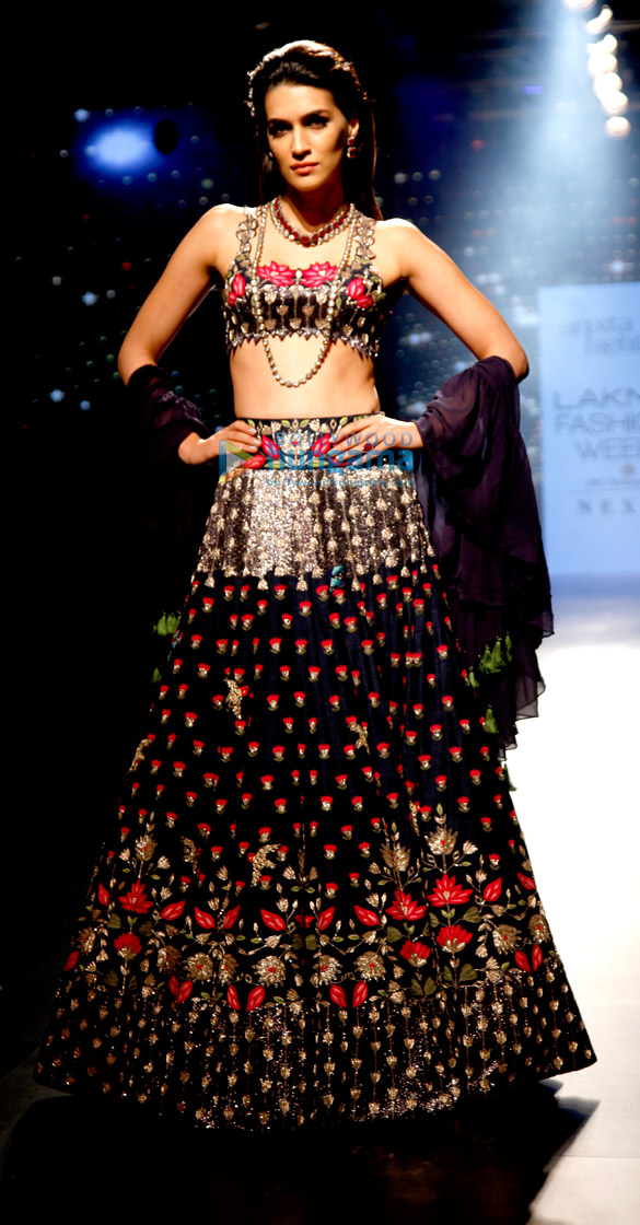 Kriti Sanon walks for Arpita Mehta at Lakme Fashion Week 2017 Kriti Sanon walks for Arpita Mehta at Lakme Fashion Week 2017
