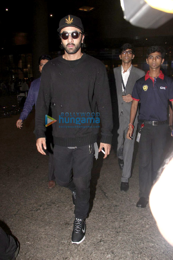 Ranbir Kapoor and Kangana Ranaut snapped at the airport Ranbir Kapoor and Kangana Ranaut snapped at the airport