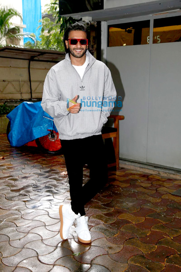 Ranveer Singh snapped post a salon session in Bandra Ranveer Singh snapped post a salon session in Bandra