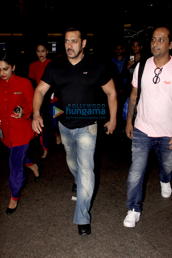 Salman Khan, Alvira Khan Agnihotri and Arpita Khan arrive back in Mumbai Salman Khan, Alvira Khan Agnihotri and Arpita Khan arrive back in Mumbai