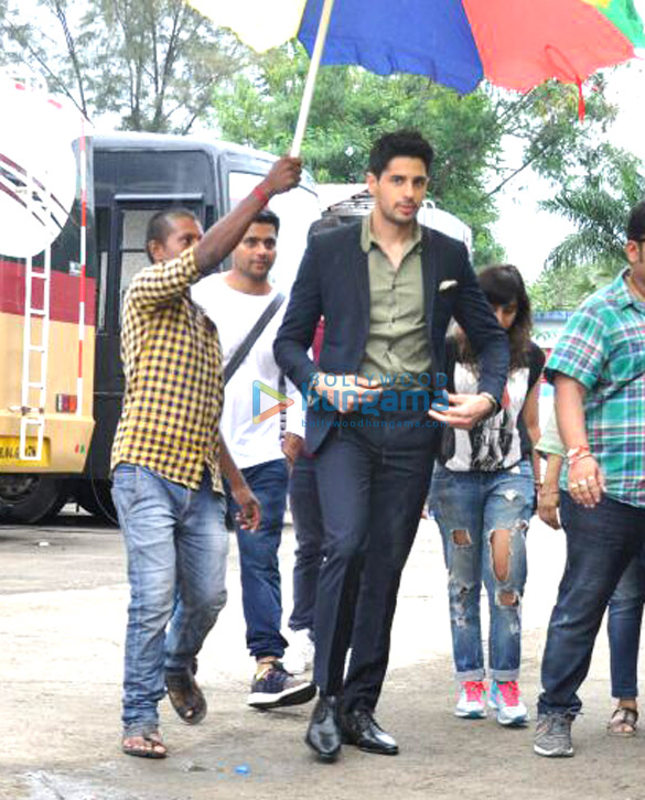 Sidharth Malhotra and Jacqueline Fernandez promote ‘A Gentleman’ on the sets of Saregama Lill Champs Sidharth Malhotra and Jacqueline Fernandez promote 'A Gentleman' on the sets of Saregama Lill Champs