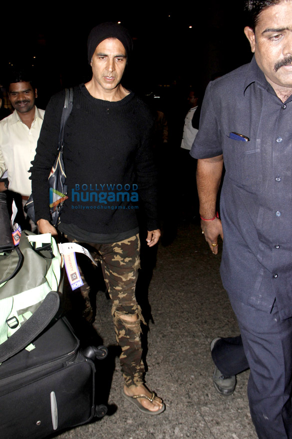 Akshay Kumar & family return from his birthday celebrations abroad Akshay Kumar & family return from his birthday celebrations abroad
