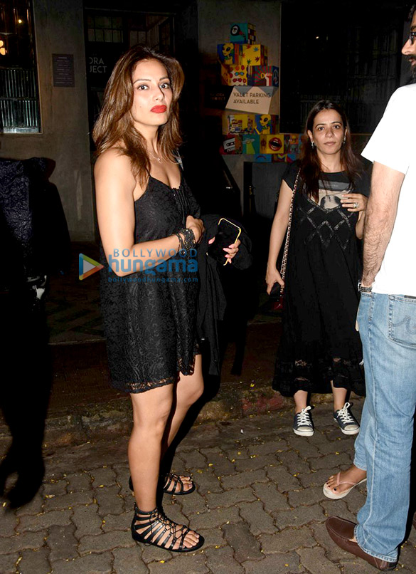 Bipasha Basu and friends snapped post dinner in Bandra Bipasha Basu and friends snapped post dinner in Bandra
