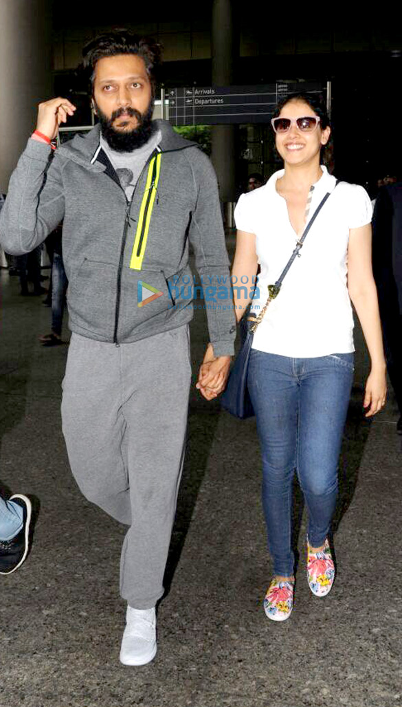 Genelia D’Souza arrives at the airport to receive her hubby Riteish Deshmukh as he returns from NY Genelia D'Souza arrives at the airport to receive her hubby Riteish Deshmukh as he returns from NY