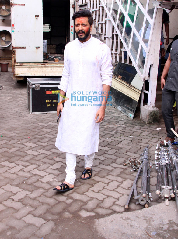 Riteish Deshmukh spotted after photoshoot at Mehboob Studio Riteish Deshmukh spotted after photoshoot at Mehboob Studio