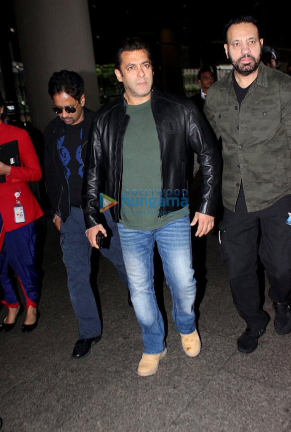 Salman Khan, Parineeti Chopra and Kanika Kapoor snapped at the airport Salman Khan, Parineeti Chopra and Kanika Kapoor snapped at the airport
