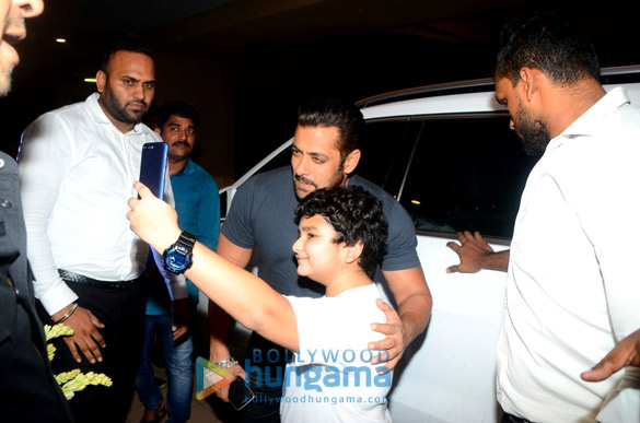 Salman Khan, Kriti Sanon and others grace Ramesh S Taurani’s Diwali party Salman Khan, Kriti Sanon and others grace Ramesh S Taurani's Diwali party