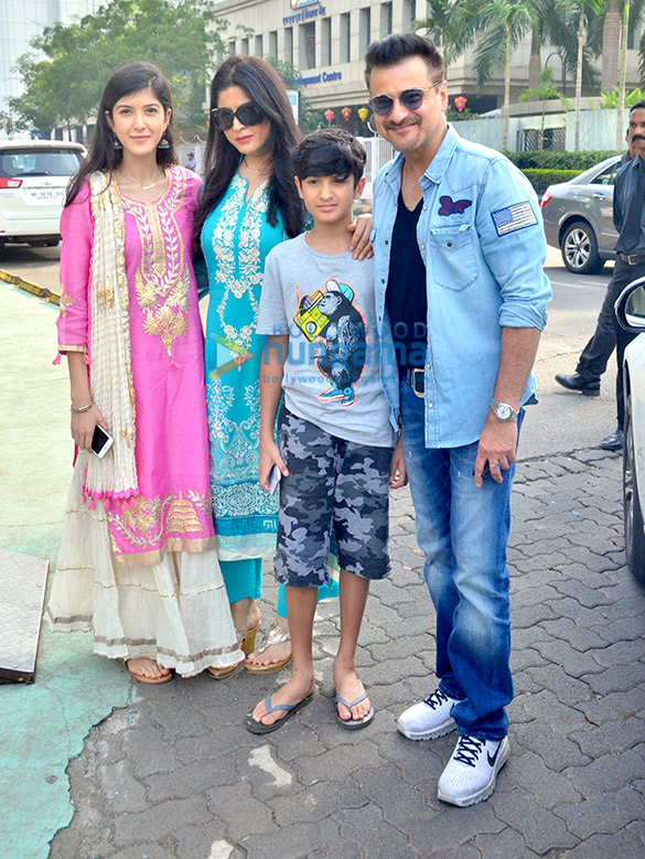 Sanjay Kapoor snapped with family for lunch | Shanaya Kapoor, Maheep ...