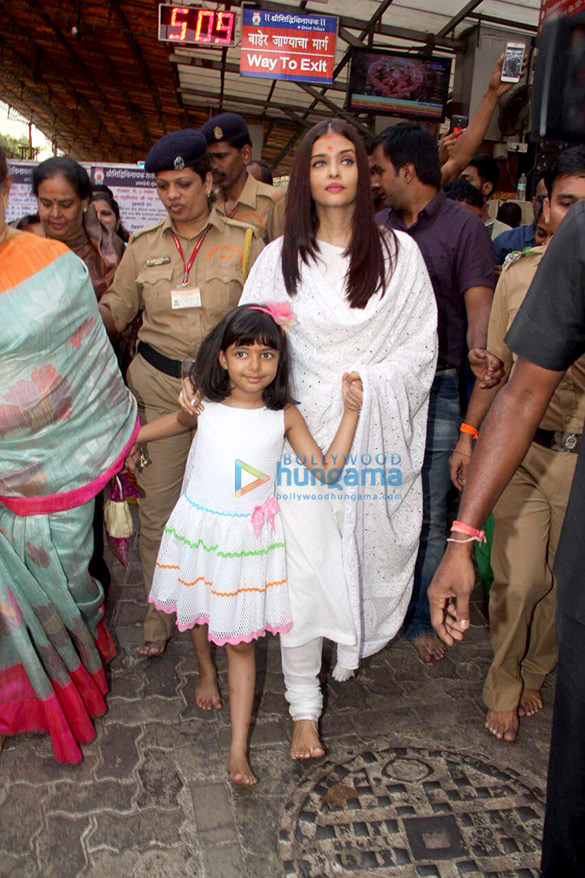 Aishwarya Rai Bachchan and her mom seek blessings at Siddhivinayak temple on her birthday Aishwarya Rai Bachchan and her mom seek blessings at Siddhivinayak temple on her birthday