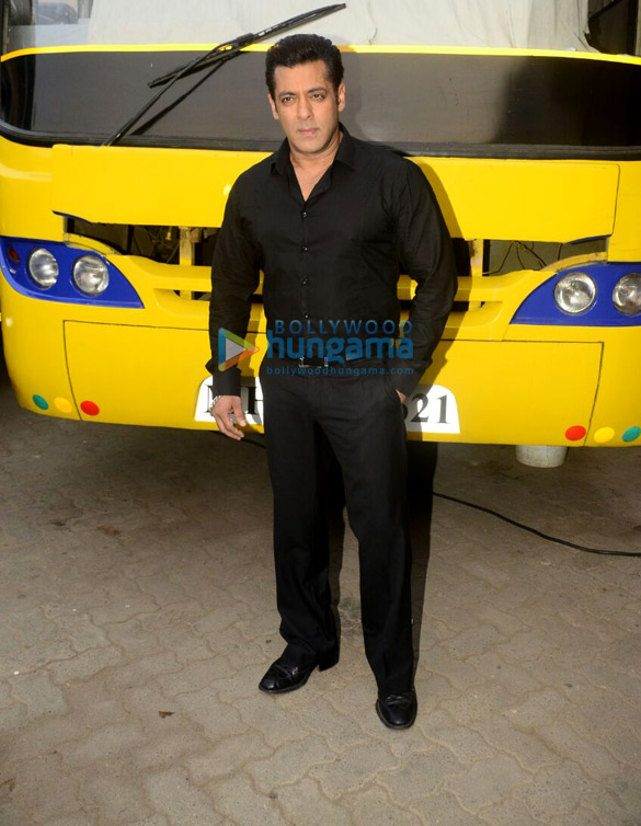 Salman Khan, Varun Dhawan and Ayush Sharma snapped at Mehboob studio in Bandra Salman Khan, Varun Dhawan, Ayush Sharma & Ashutosh Gowariker snapped at Mehboob studio in Bandra