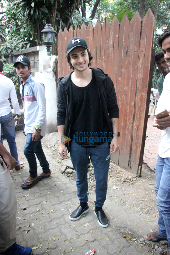 Aayush Sharma spotted at dance class in Bandra Aayush Sharma spotted at dance class in Bandra