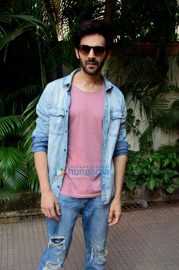 Kartik Aaryan spotted at Andheri Kartik Aaryan spotted at Andheri