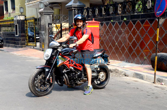 Kunal Khemu spotted on bike at Bandra Kunal Khemu spotted on bike at Bandra