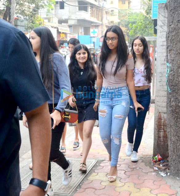 Nysa Devgn spotted with friends in Bandra Nysa Devgn spotted with friends in Bandra