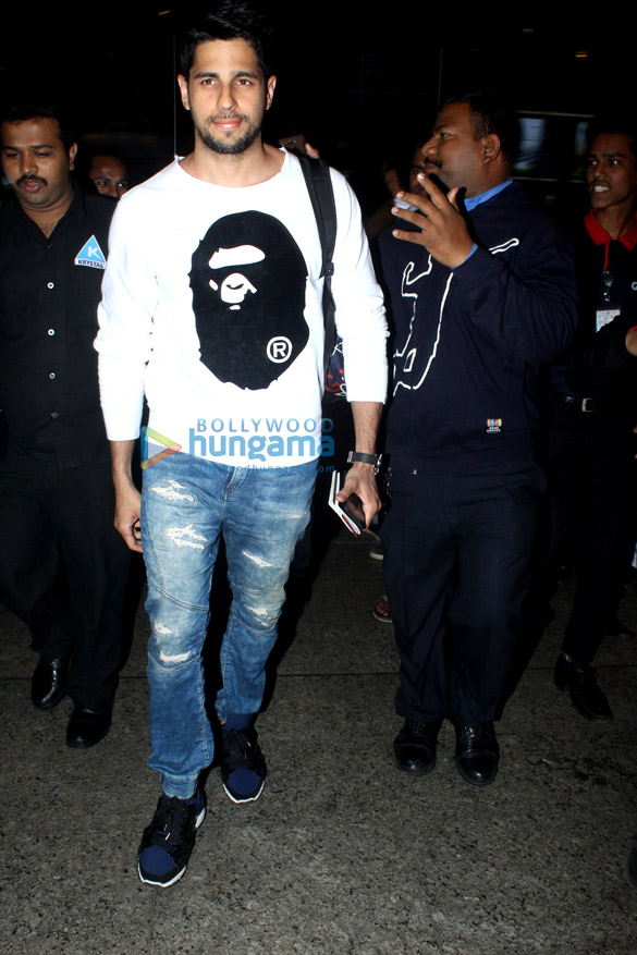 Sidharth Malhotra, Disha Patani and others snapped at the airport Sidharth Malhotra, Disha Patani and others snapped at the airport