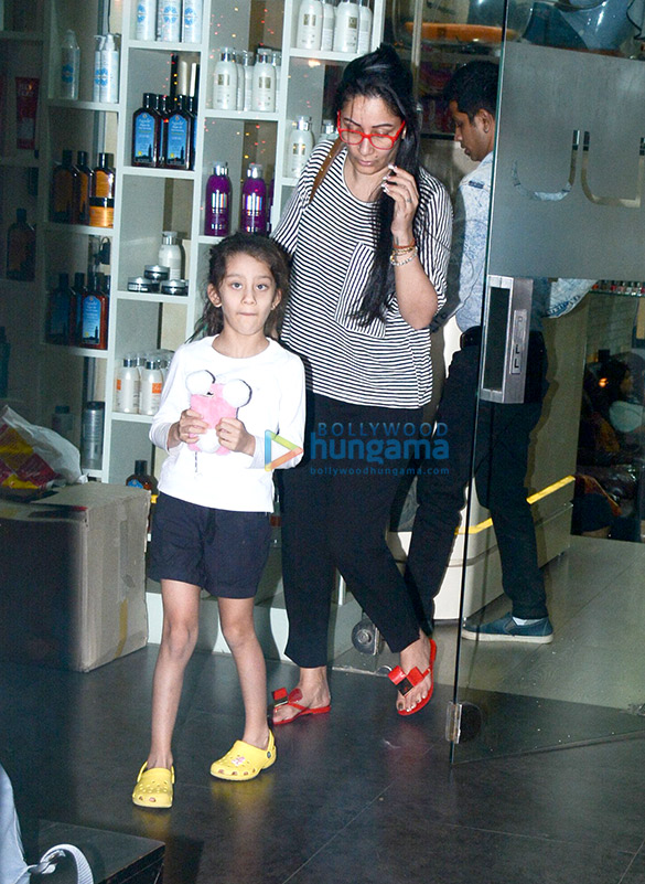 Manyata Dutt snapped with her daughter at a salon Manyata Dutt snapped with her daughter at a salon