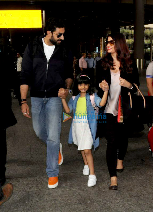 Abhishek Bachchan, Aishwarya Rai Bachchan and Aaradhya snapped at the airport Abhishek Bachchan, Aishwarya Rai Bachchan and Aaradhya snapped at the airport