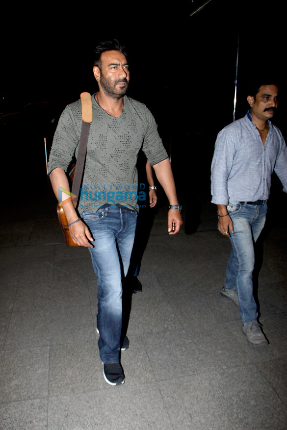 Ajay Devgn, Kajol, Sidharth Malhotra, Sussanne Khan, Athiya Shetty and Aftab Shivdasini snapped at the Mumbai airport last night Ajay Devgn, Kajol, Sidharth Malhotra, Sussanne Khan and Aftab Shivdasini snapped at the Mumbai airport last night