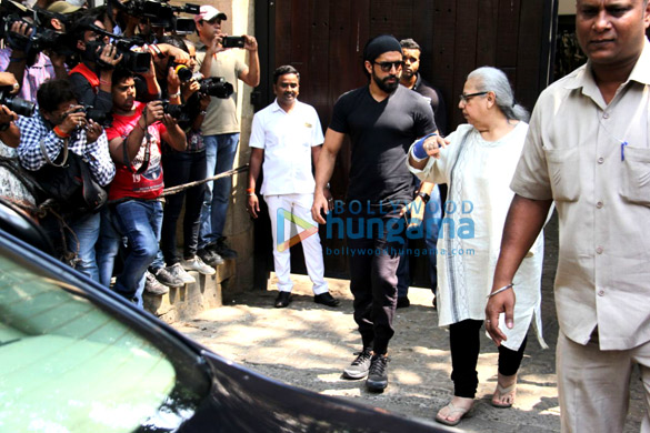 Farhan Akhtar and his mother, Saroj Khan, Ritesh Sidhwani and Farah Khan snapped at Anil Kapoor’s house Farhan Akhtar and his mother, Saroj Khan, Ritesh Sidhwani and Farah Khan snapped at Anil Kapoor's house