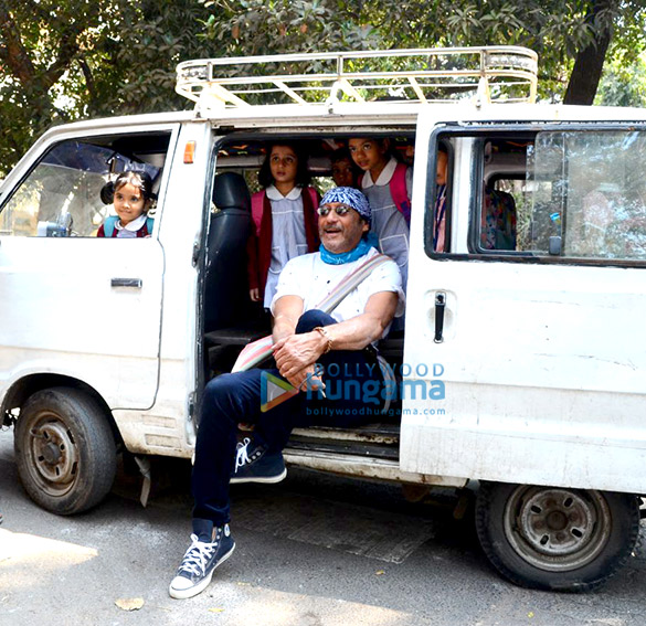 Jackie Shroff poses with school children in Bandra Jackie Shroff poses with school children in Bandra