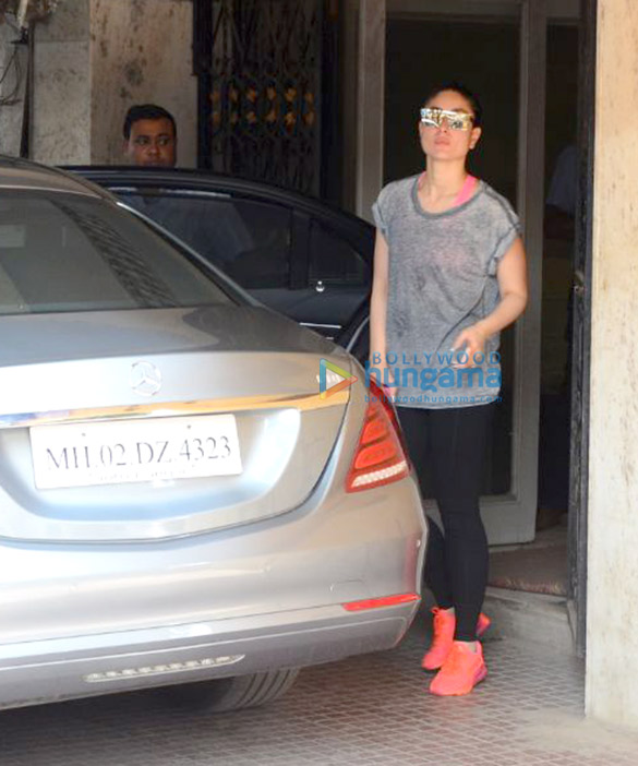 Kareena Kapoor Khan spotted after her gym session in Bandra Kareena Kapoor Khan spotted after her gym session in Bandra (5)