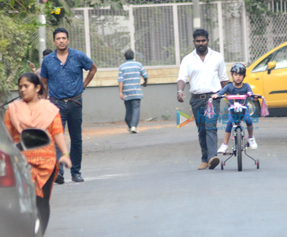 Mahesh Bhupathi snapped with his daughter in Bandra Mahesh Bhupathi snapped with his daughter in Bandr