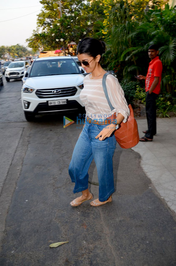 Nimrat Kaur spotted after salon session in Bandra Nimrat Kaur spotted after salon session in Bandra