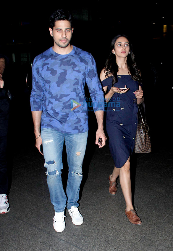 Sidharth Malhotra, Rakul Preet Singh, Karan Johar and others snapped at the airport Sidharth Malhotra, Rakul Preet, Karan Johar and Bhumi Pednekar snapped at the airport