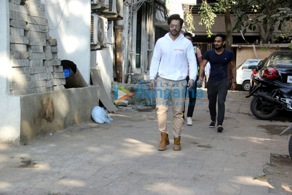 Varun Dhawan snapped outside Shoojit Sircar’s office in Juhu Varun Dhawan snapped outside Shoojit Sircar's office in Juhu