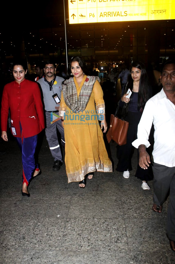 Vidya Balan, Deepika Padukone and Amyra Dastur snapped at the airport Vidya Balan and Amyra Dastur snapped at the airport