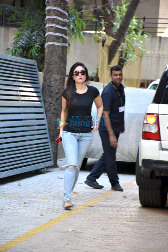 Kareena Kapoor Khan spotted at Karisma Kapoor’s house