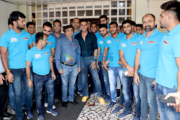 Akshay Kumar snapped with his kabbadi team Bengal Warriors post lunch Akshay Kumar snapped with his kabbadi team Bengal Warriors post lunch