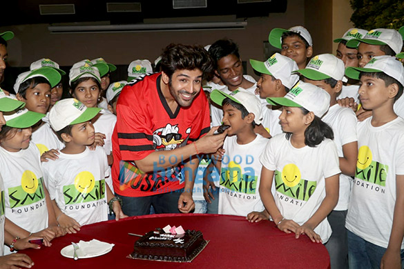 Kartik Aaryan snapped spending Children’s Day with kids from Smile Foundation at Smaaash Kartik Aaryan snapped spending Children’s Day with kids from Smile Foundation at Smash