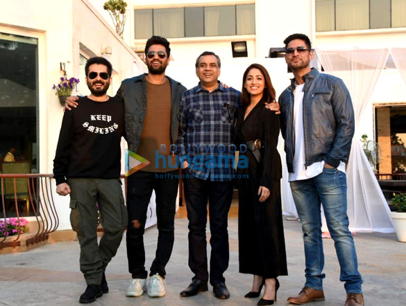 Vicky Kaushal, Yami Gautam and Paresh Rawal snapped promoting Uri in Juhu Vicky Kaushal, Yami Gautam and Paresh Rawal snapped promoting Uri in Juhu