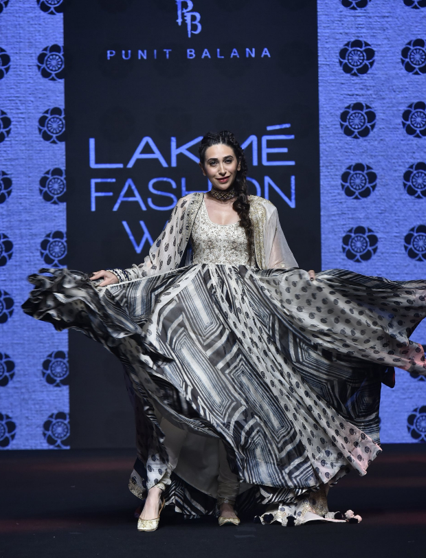 Karisma Kapoor for Punit Balana at LFW 2019 Summer_Resort (3)