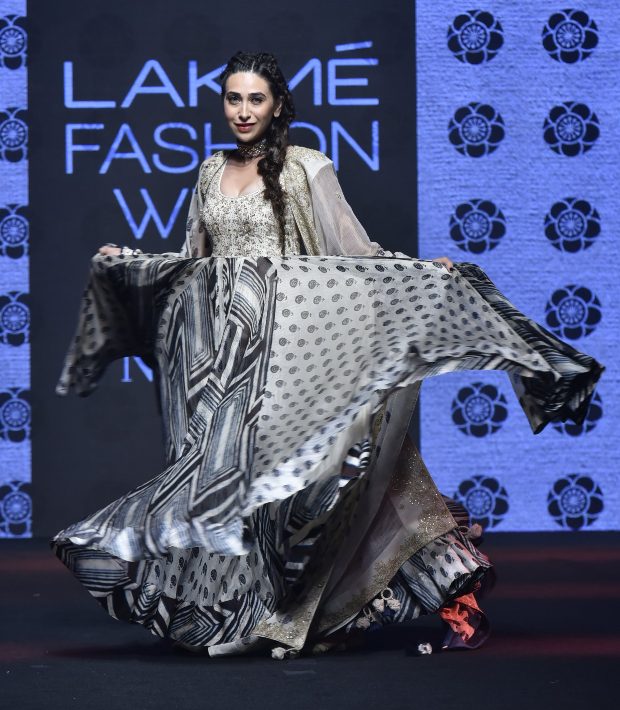 Karisma Kapoor for Punit Balana at LFW 2019 Summer_Resort (6)