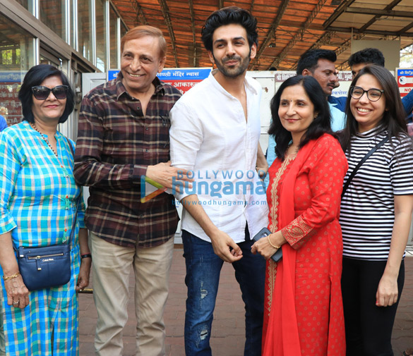 Kartik Aaryan and family snapped at Siddhivinayak Temple | Parties